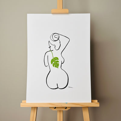 Frau aus einer Linie von Judith Clara minimalistisch mit Monstera Pflanze
