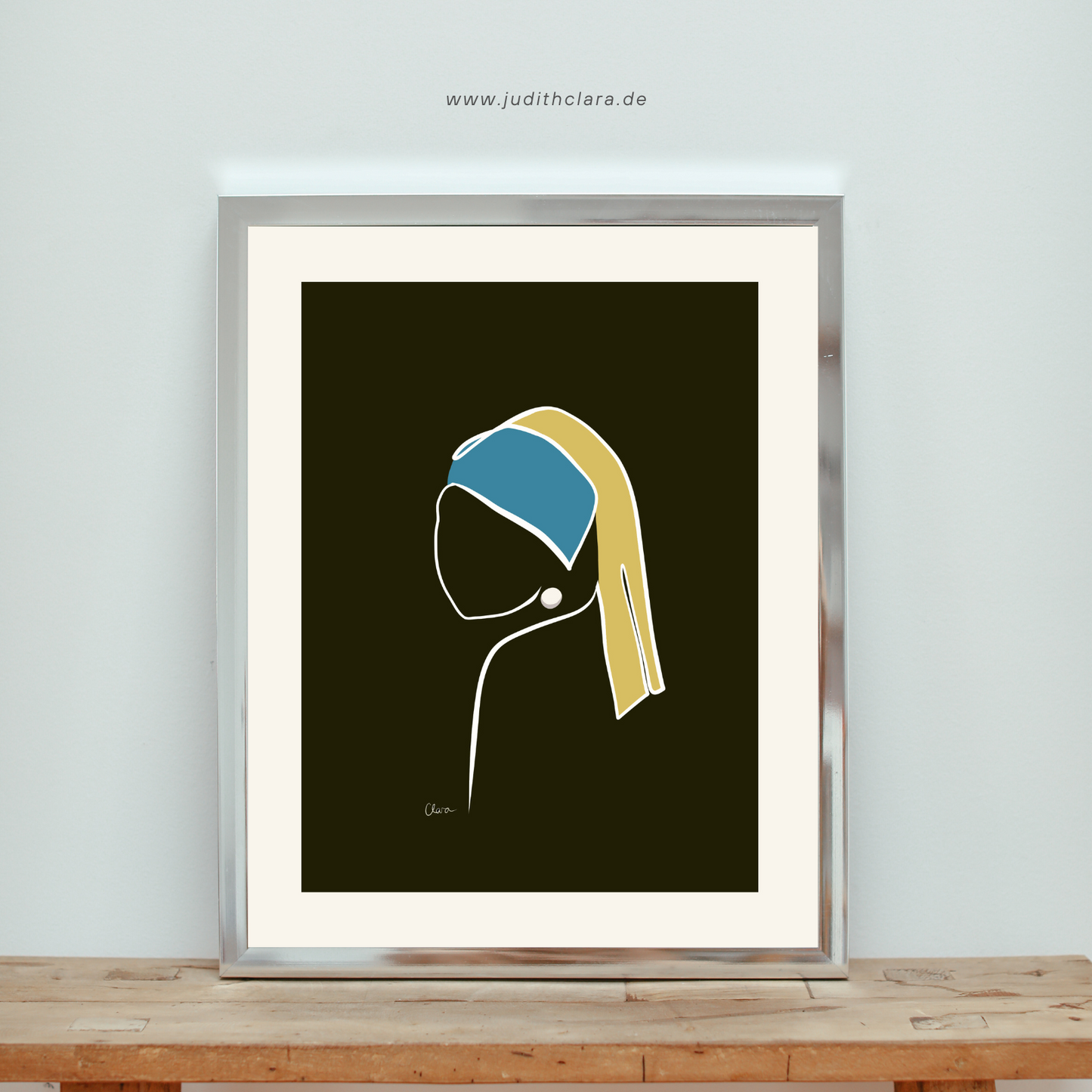 Pearl earring *Limited Edition* (cream white paper)