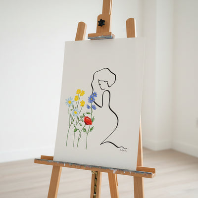 Weiblicher Akt im Blumenbeet kniend minimalistisch gezeichnet von Judith Clara