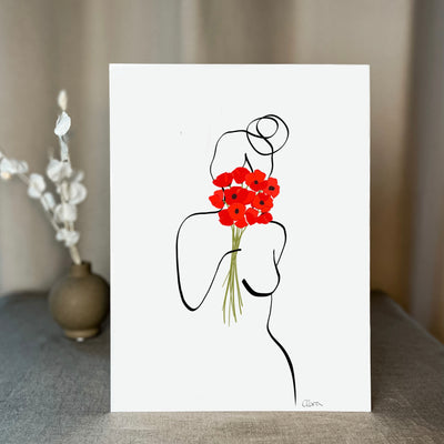 Lustiges Portrait einer Frau versteckt hinter einem Strauß Mohnblumen